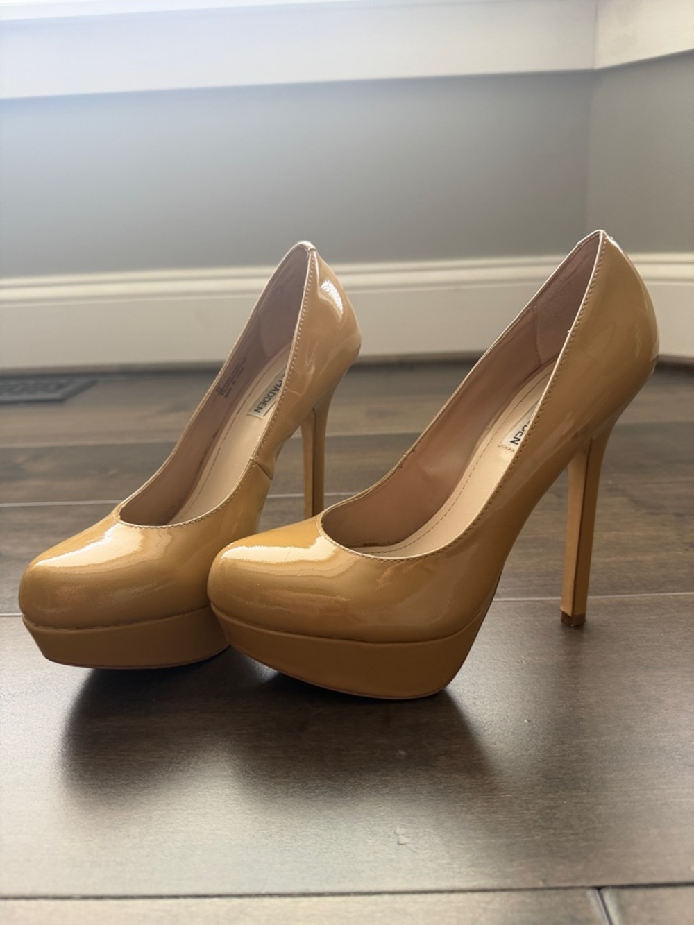 Steve Madden Women’s Patent Platform High Heels in nude/Tan